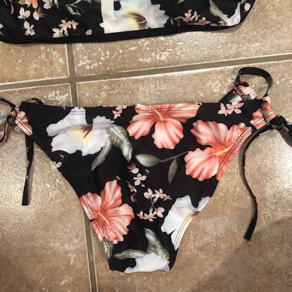Bathing suit - Picture 2 of 4